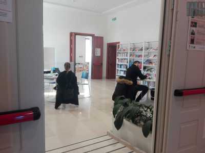 Varchiamo l'entrata principale e saliamo al primo piano. Subito avvistiamo una prima sala lettura, popolata da alcuni giovani immersi nello studio. �La biblioteca ha orari di apertura ottimi - evidenzia Alessia, una delle frequentatrici pi� assidue - e a livello organizzativo non ha nulla da invidiare a quelle delle grandi citt�
